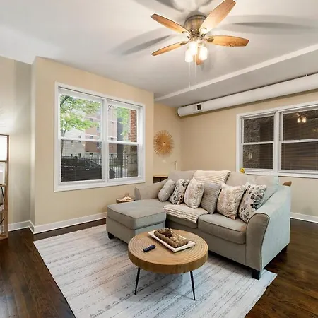 Quick Drive To Downtown Chicago & Early Check-In Apartment