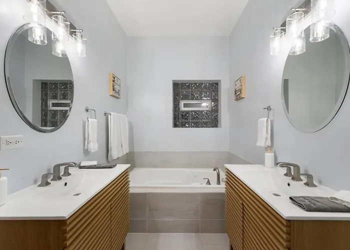 Medical District 2br With Jacuzzi & Parking Appartamento Chicago