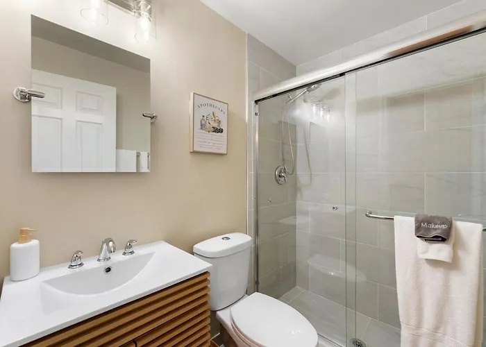 Medical District 2br With Jacuzzi & Parking *