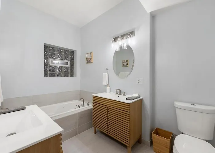 Medical District 2br With Jacuzzi & Parking Chicago