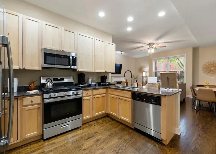 Medical District 2br With Jacuzzi & Parking Chicago